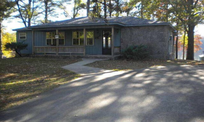 Perryville House | Pet-Friendly Lake Shore Retreat with Breathtaking Views