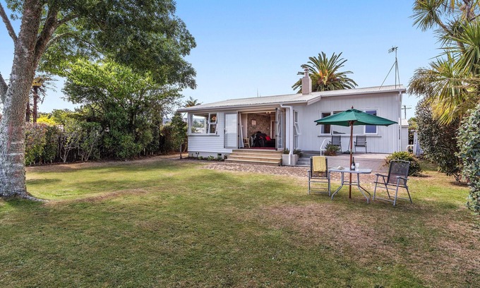 Hannahs Bay Cottage | Cozy Lake Shores Cottage - Family-Friendly Retreat in Hannahs Bay