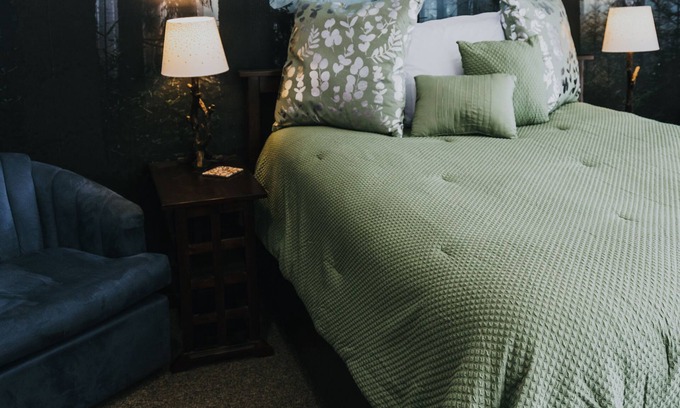 White Cloud Apartment | Ideal Lake Side Guest House with Hot Tub & Spa Access