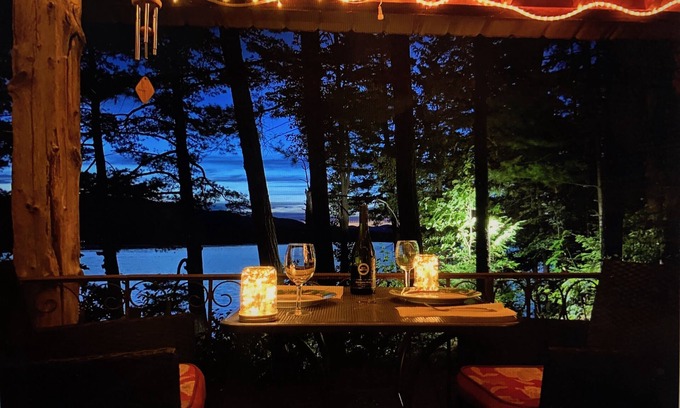 Bridport Cottage | Blissful Lake Side Love Nest with Ocean View & Breakfast
