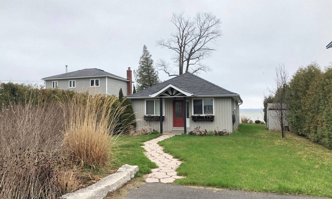 Innisfil Cottage | Bayview Beach Lakefront Cottage with Scenic Views