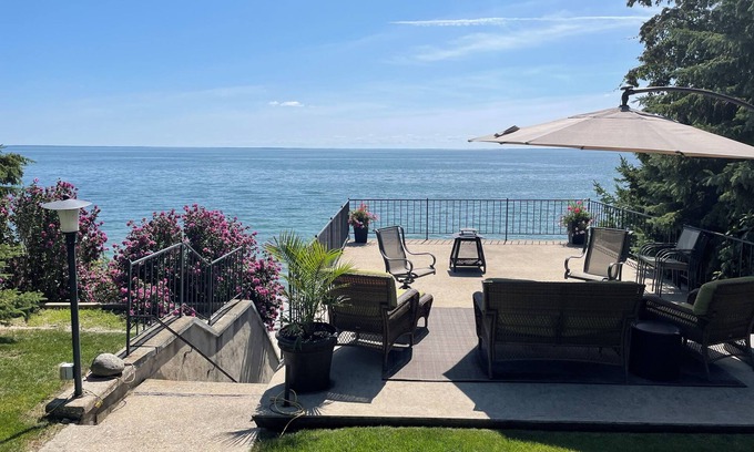 Oro-Medonte Cottage | Scenic Lake Simcoe Lakefront Retreat with Pet-Friendly Amenities
