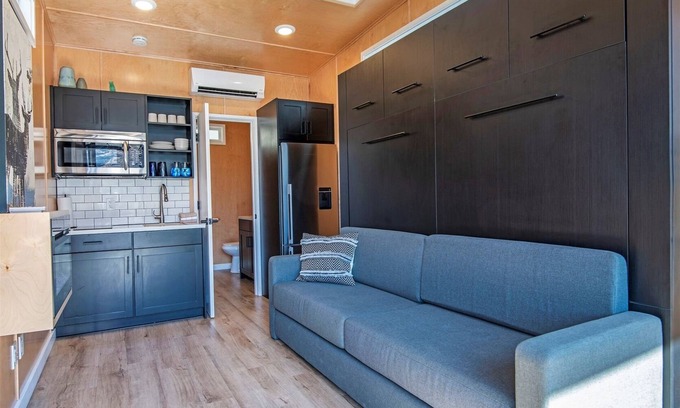 Madras House | Relaxing Lake Simtustus Resort Tiny Home with Hot Tub