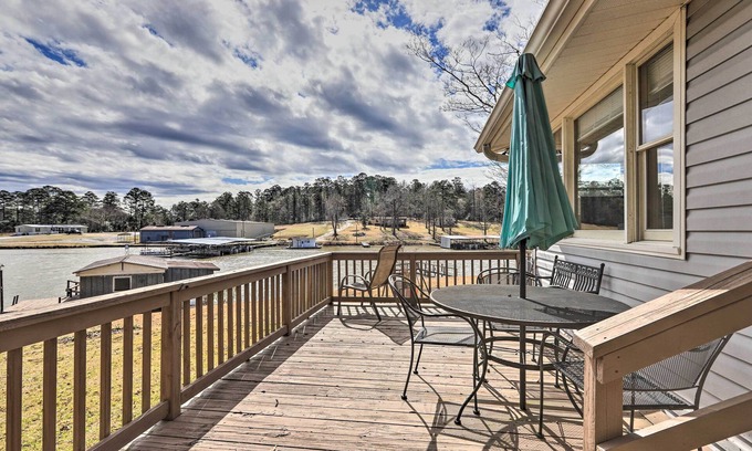 Milledgeville House | Experience Lake Sinclair Cottage with Deck & Boat Dock!