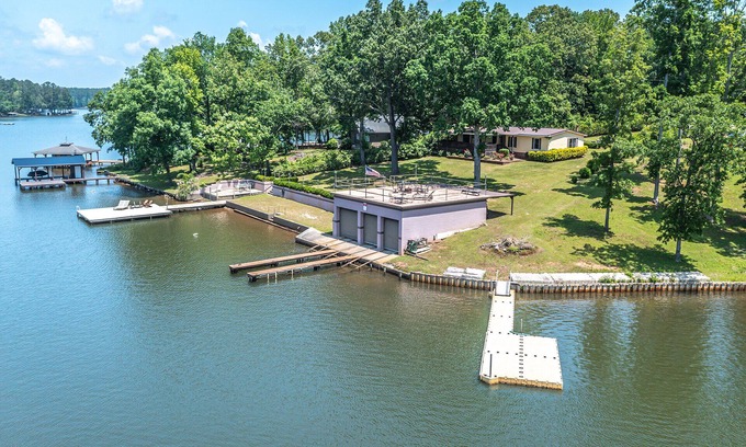 Hardwick House | Lake Sinclair Getaway with Rooftop Patio & Lake Views
