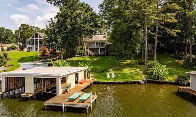 Eatonton Cottage | Lake Sinclair Waterfront Cottage: Pet-Friendly Retreat