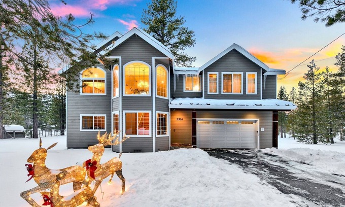 Tahoe Paradise Cabin | Dog-Friendly Retreat with Hot Tub, Pool Table & A/C