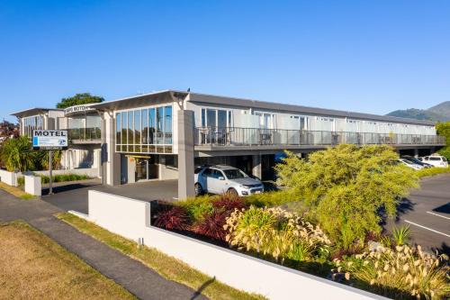 Taupo Hotel | Relax at Lake Taupo Motor Inn with Ocean Views & Pool