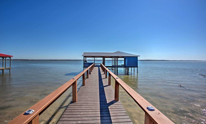 Quinlan House | Cozy Retreat: Steps from Lake Tawakoni with Deck & Spa