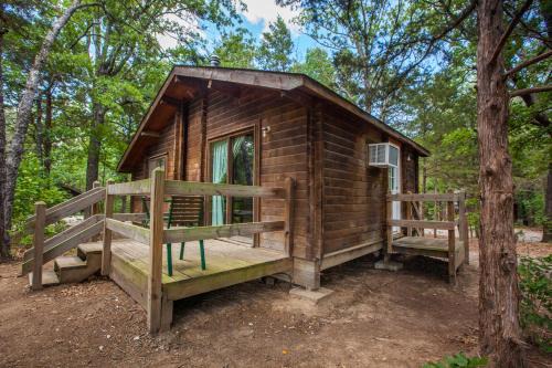 Gordonville Resort | Pet-Friendly Lake Texoma Cabin with Hot Tub & Pool Access