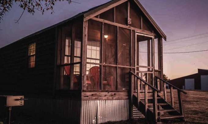 Mead Cabin | Pet-Friendly Lake Texoma Cedar Cabin - The Birds Nest