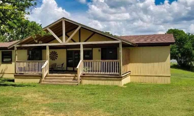 Mead House | Relax at Lake Texoma Lakeside Cottage with Scenic Views
