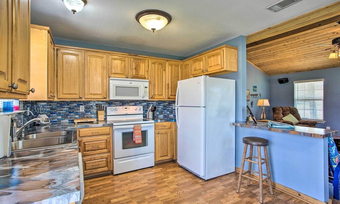 Pottsboro Cabin | Idyllic Lake Texoma Retreat with Spa & Pet-Friendly Options