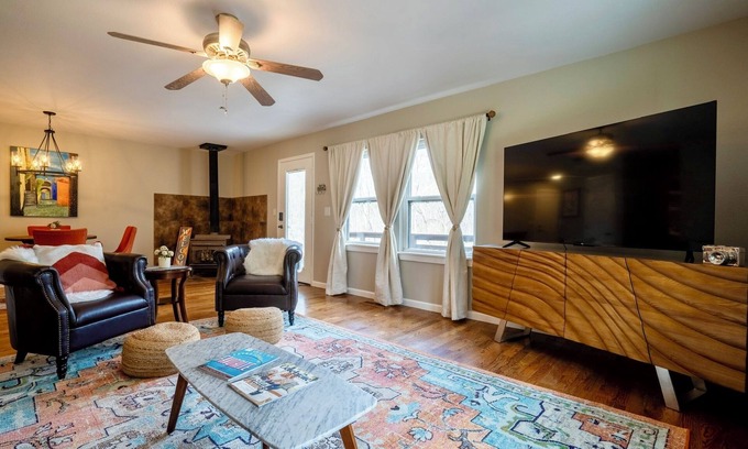 Bella Vista House | Relax by the Lake: Trails, Pool, and Spa Awaits You!