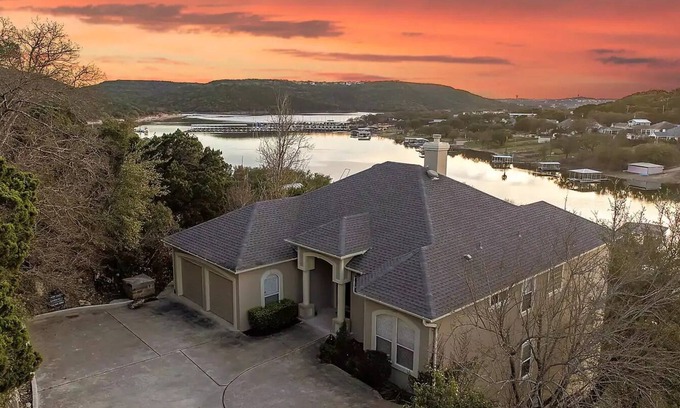 Leander House | Unforgettable Lake Travis Home with Scenic Sunsets
