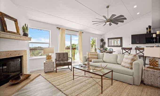 McNeil House | Experience Lake Travis Views in Austin – Rated 10/10!