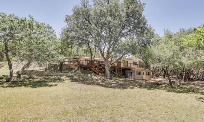Lago Vista House | Scenic Lake Travis Valley View Retreat for Family Getaways