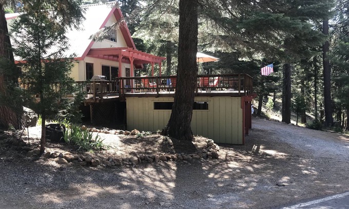 Lake Almanor Country Club Cabin | Newly Remodeled Lake Almanor Cabin with Stunning Views