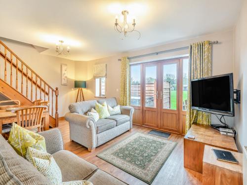 Maltby le Marsh House | Pet-Friendly Retreat: Lake View 2 with Hot Tub Amenities