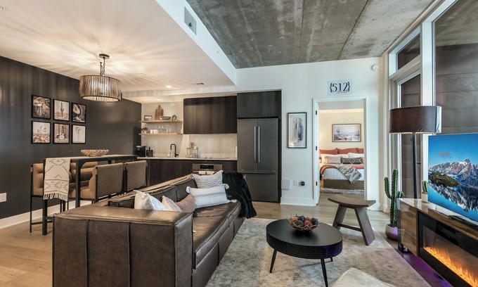 East Cesar Chavez Condo | Lake View 23rd Fl Luxury Condo with Private Balcony & Rooftop Pool