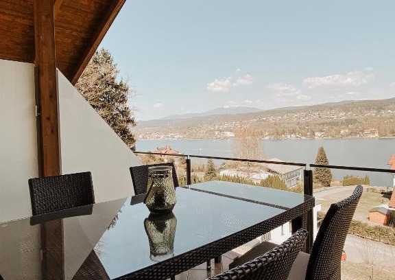 Augsdorf Apartment | Idyllic Lake View Apartment Seecorso - Rated 10/10!