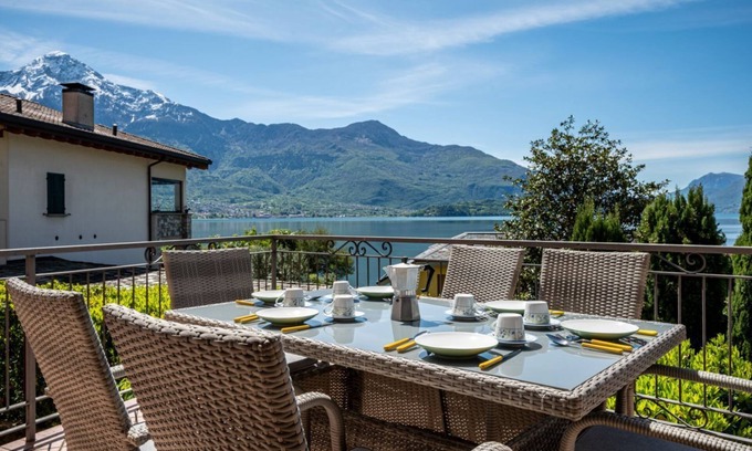 Gera Lario Apartment | Scenic Lake View Apartment with Balcony at Larihome A25