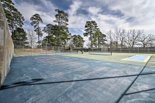 Lake Hamilton Apartment | Relaxing Hot Springs Condo with Spa & Family-Friendly Amenities