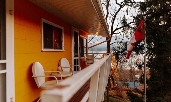 Central Elgin Cottage | Lake view, beach access, vintage cottage getaway with sauna!