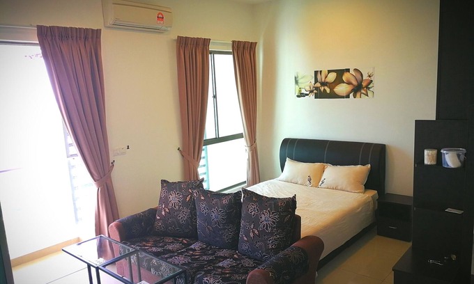 Cyberjaya Apartment | Scenic Lake View at Cybersquare with High-Speed Wifi