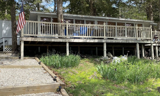 Roach Cabin | Inviting Lake View Cabin in the Ozarks with Breakfast