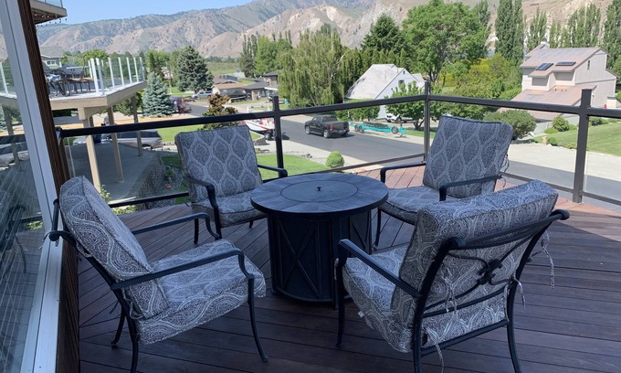 Orondo Cabin | Scenic Lake View Cabin with Pool & Pet-Friendly Amenities