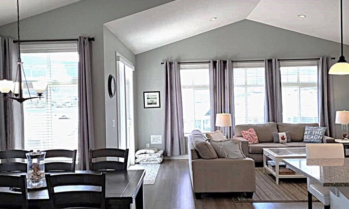 Okanagan-Similkameen House | Lake View Cottage: Breathtaking Views & Two Kitchens