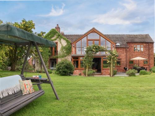 Market Drayton House | Idyllic Lake View Cottage - 5-Star Stay for Families