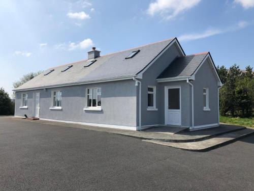 Connemara House | Scenic Lake View Cottage: Child-Friendly & Accessible Retreat