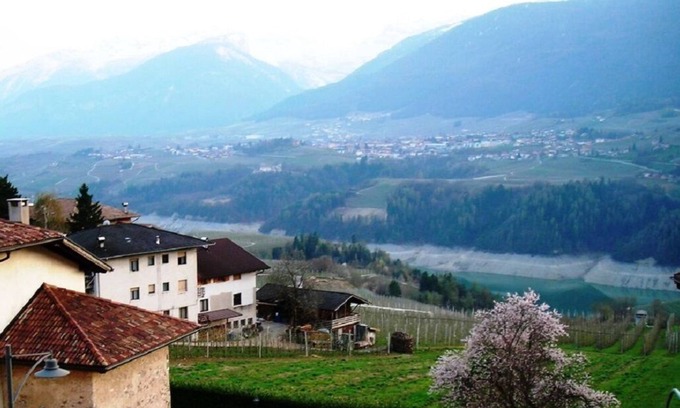 Revo House | Scenic Lake View Apartment with Breakfast Included