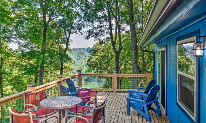 Albany Cottage | Lake View Escape - 1 Mile From Wisdom Dock!