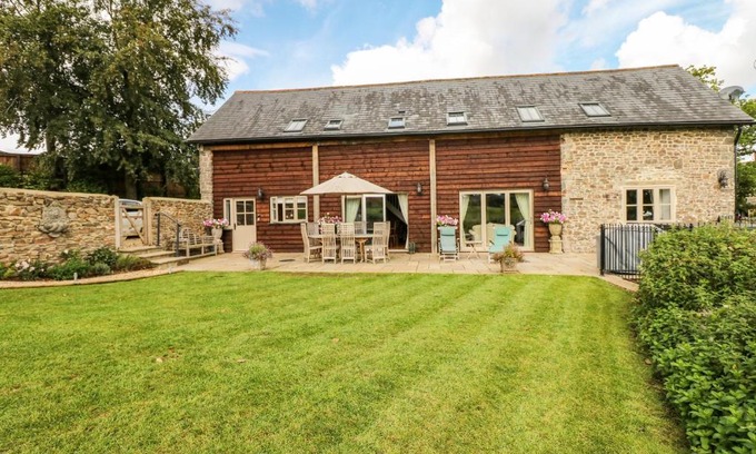 Worlington House | Picturesque Lake View Hotel: Pet & Child Friendly Retreat