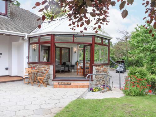 Maenporth Apartment | Scenic Lake View Hotel: 4-Star, Pet & Child Friendly Stay