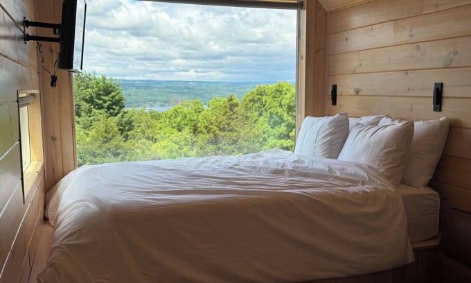 Burdett Apartment | Lake View Getaway in Wine Country