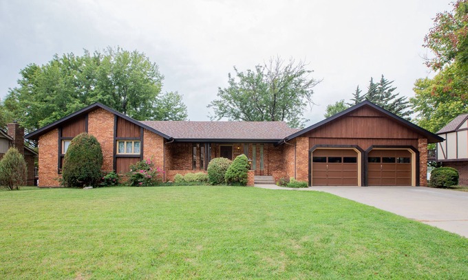 Augusta House | Experience Lake View Grand House: Guest Rated 9.8/10 Stay