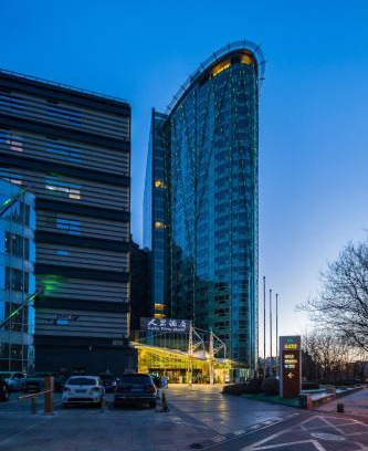 Panjiayuan Hotel | Tranquil Retreat at Lake View Hotel with Pool & Dining