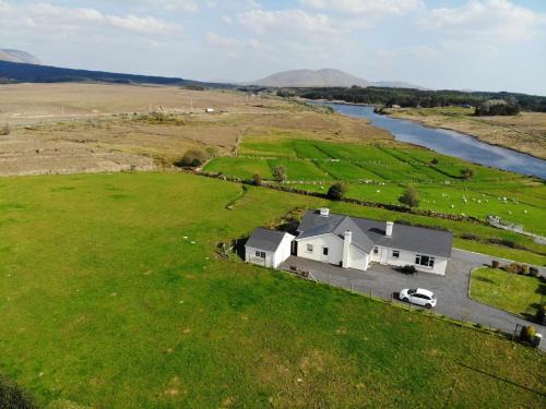 Recess House | Tranquil Lake View House - Family-Friendly & 4-Star Rated