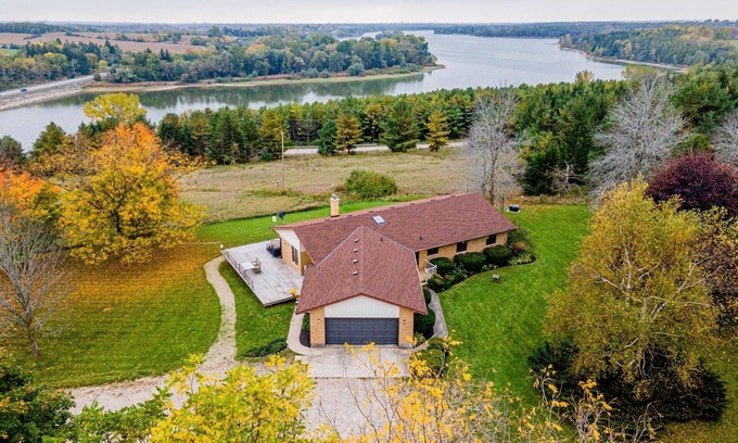 Guelph/Eramosa House | Scenic Lake View House with Trails and Family Amenities
