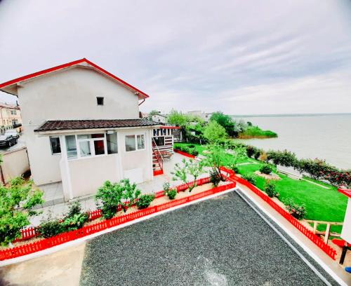 Navodari House | Idyllic Lake View House - Guest Rated 9.4 & Child Friendly