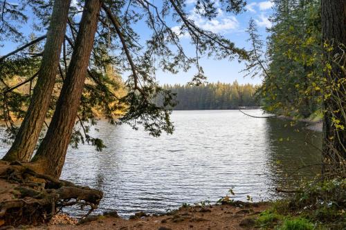 Carver House | Explore the Beauty of Lake View House with Hot Tub Access