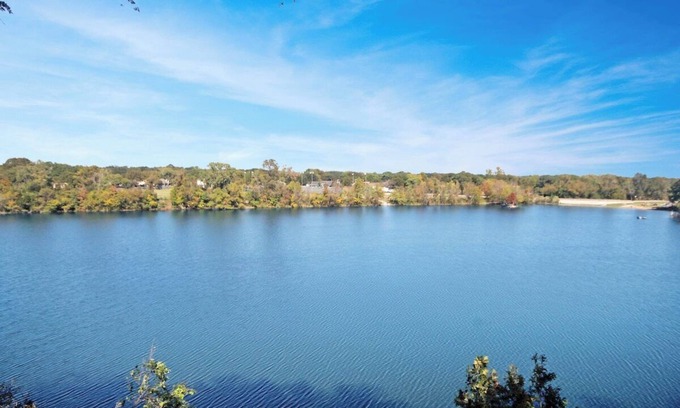 Balcones Woods House | Scenic Lake View Hotel in North Austin – Rated 9.8/10!