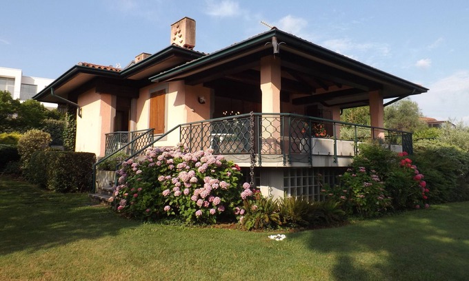 Portese House | Serene Lake View Villa: Just 300 Meters from the Water