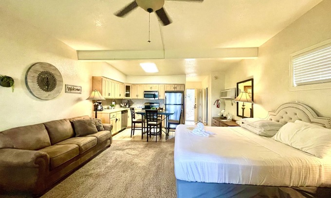Mount Ida Apartment | Scenic Lake View King Studio with Deck and Full Kitchen