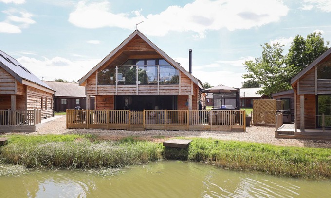 Thorpe On The Hill Cottage | Family-Friendly Lake View Lodge with Hot Tub in Thorpe-On-The-Hill