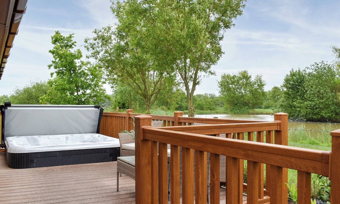 Crewe Cottage | Welcoming 3-Bedroom Retreat in Audlem with Spa & Lake Views